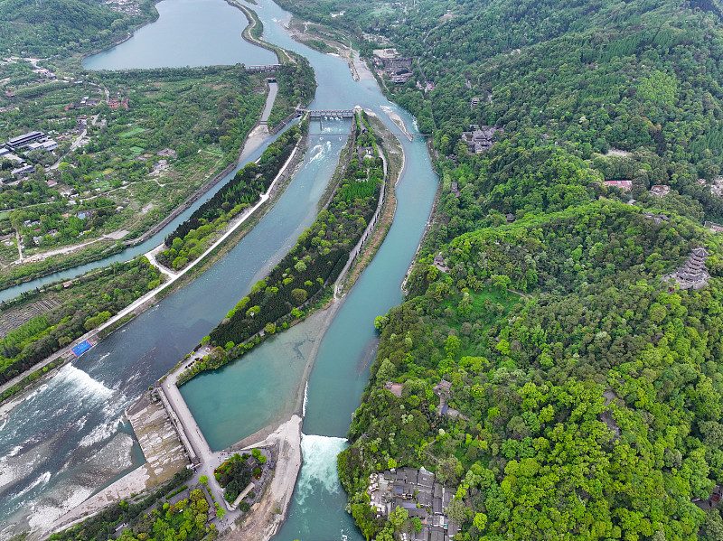 都江堰俯瞰 · Dujiangyan Aerial