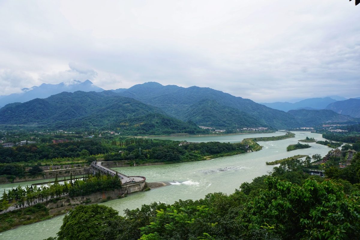 都江堰水利工程 · Dujiangyan Irrigation System