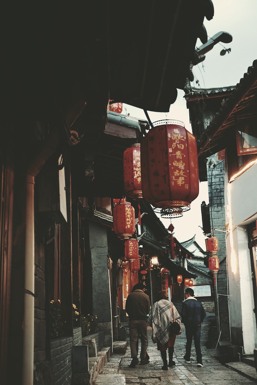 古城灯笼街 · Lantern-Lit Old Town