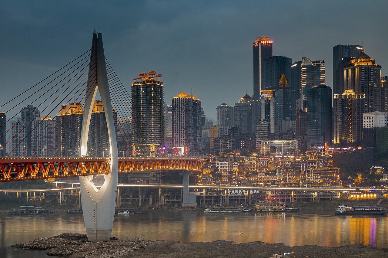 洪崖洞与千厮门大桥 · Hongyadong and Qiansimen Bridge