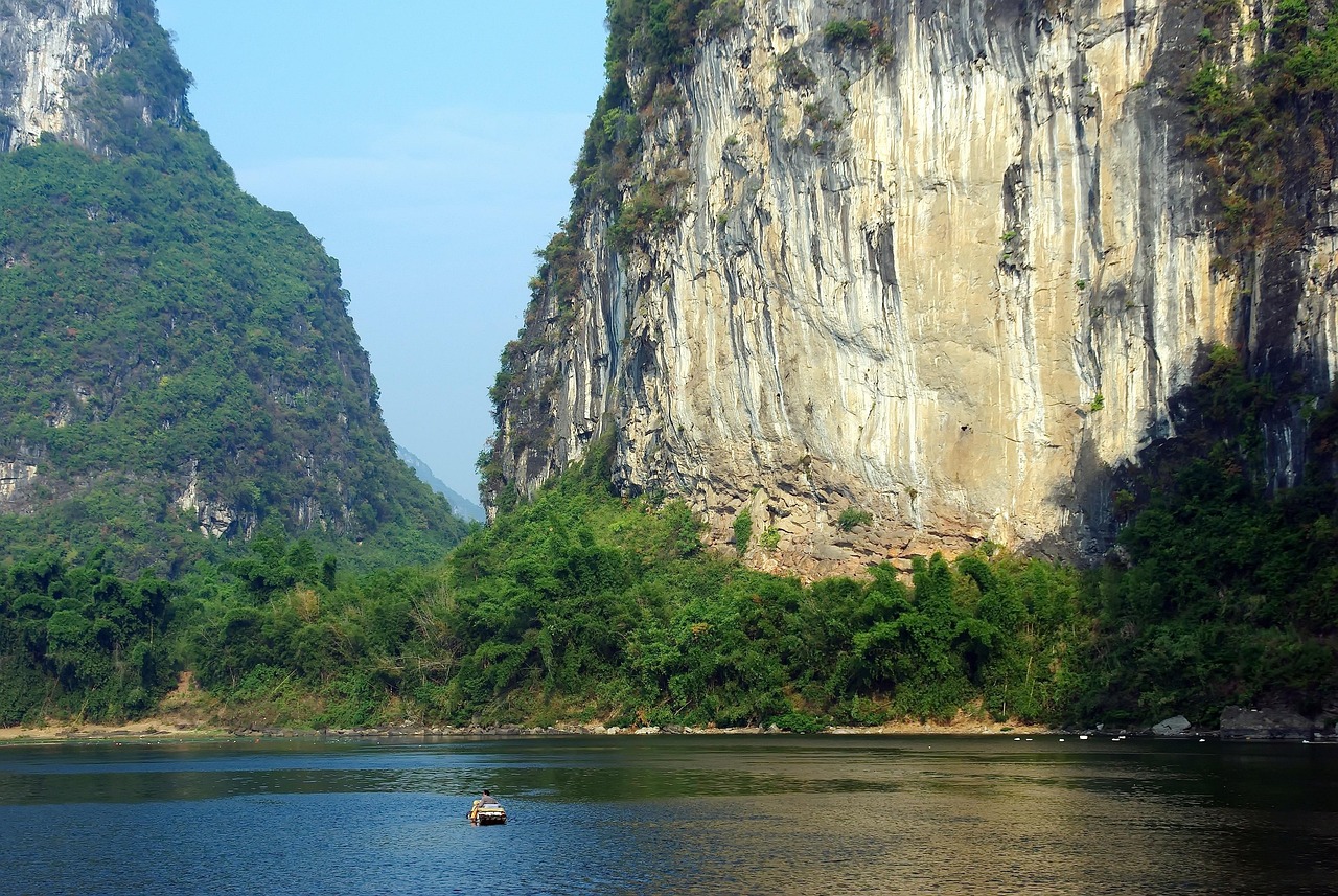 喀斯特峰林田园 · Karst Peaks & Farmland