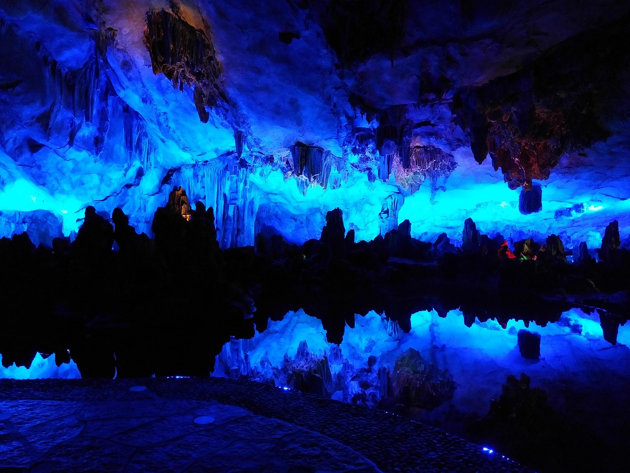 芦笛岩溶洞 · Reed Flute Cave
