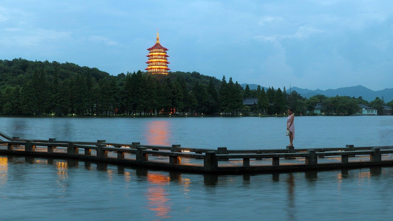 雷峰塔与长桥夜景 · Leifeng Pagoda & Changqiao by Night