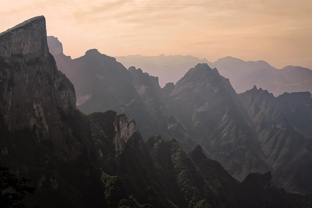 暮色峰林 · Peaks at Dusk