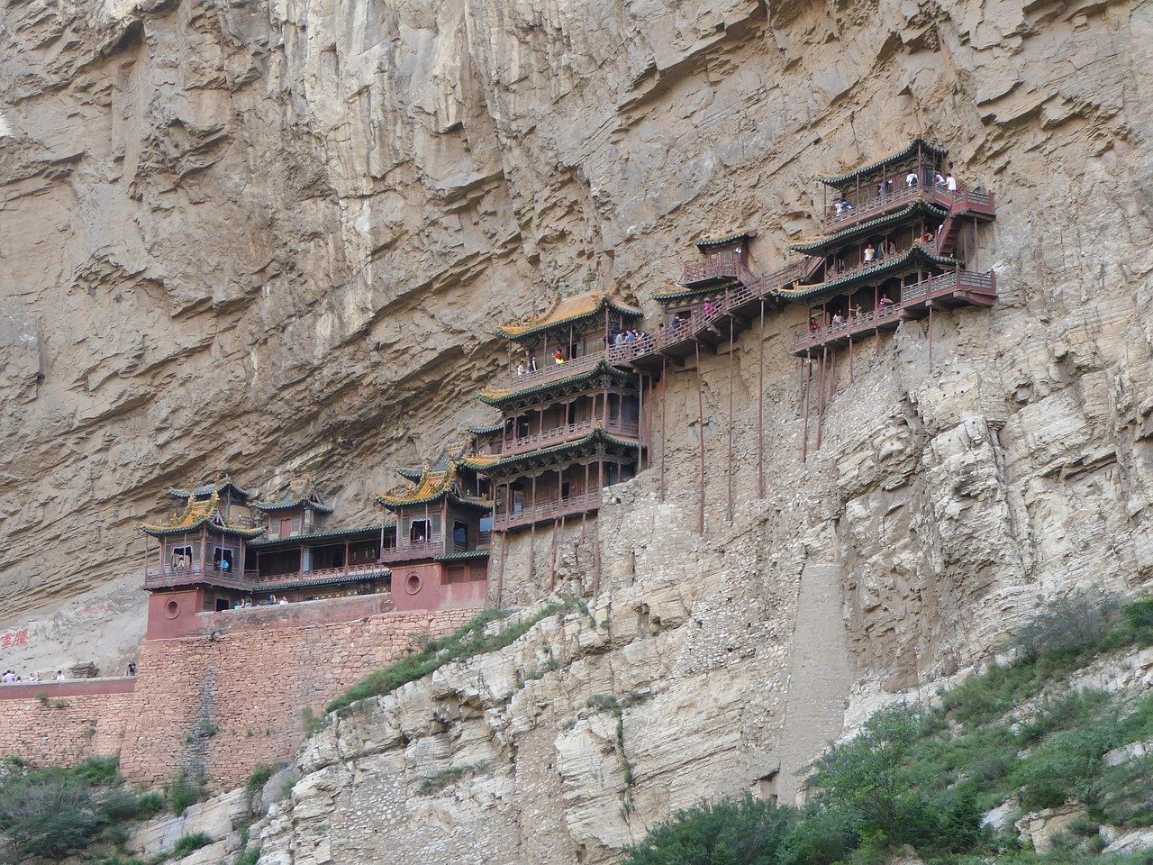 悬空寺仰视 · Hanging Temple from Below
