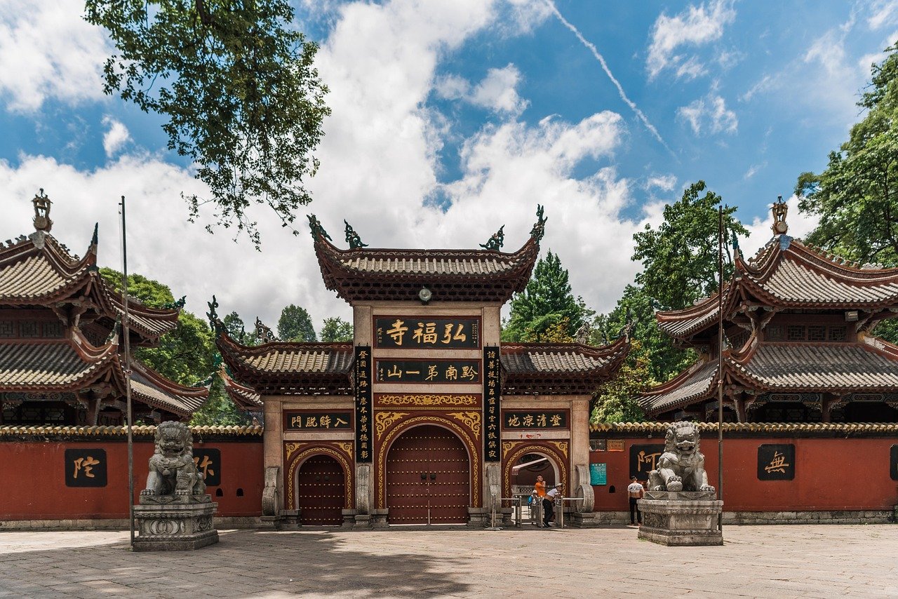 古刹山门 · Temple Gateway